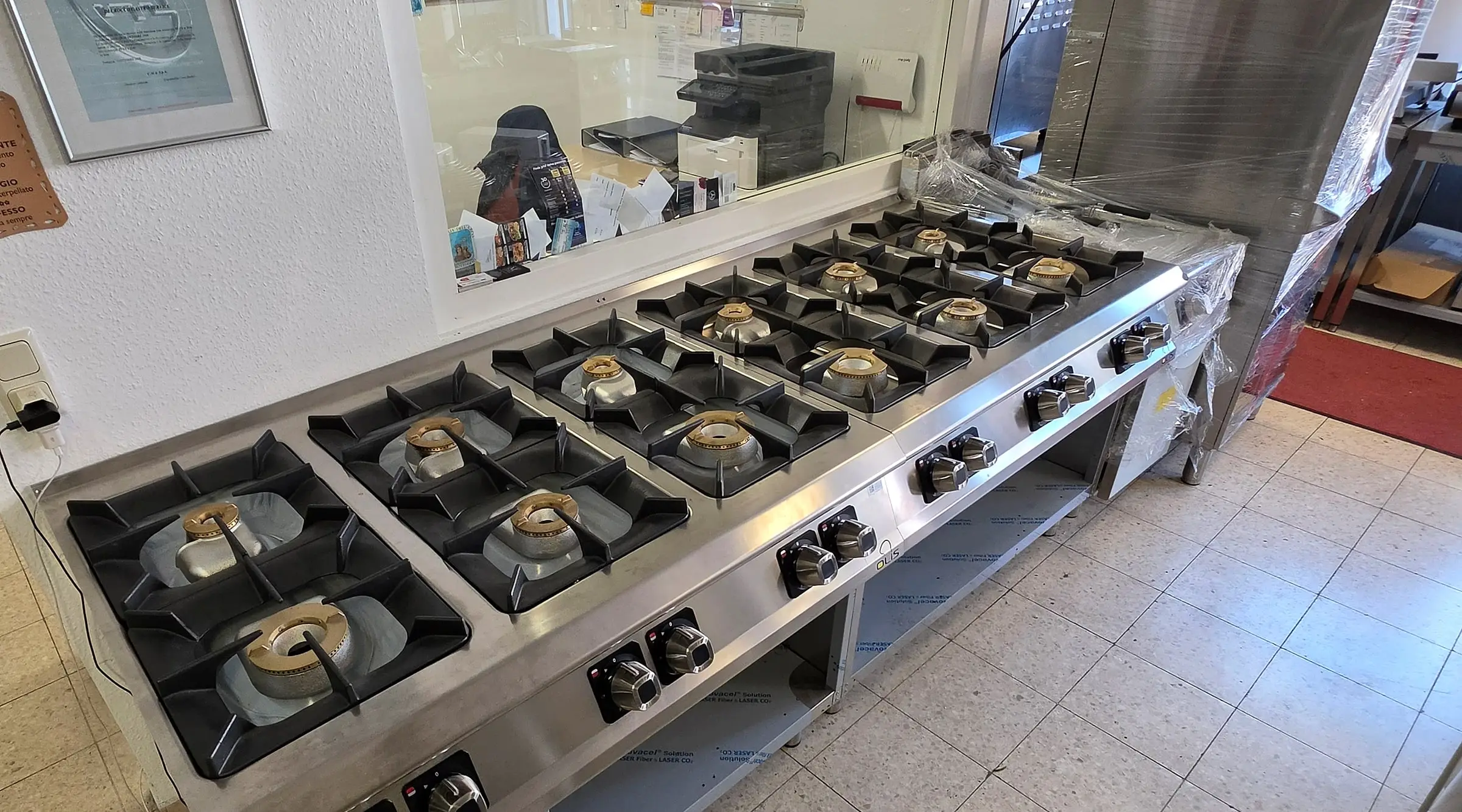 Mehrflammiger Gastronomie-Gasherd aus Edelstahl im Ausstellungsraum der Materazzi GmbH