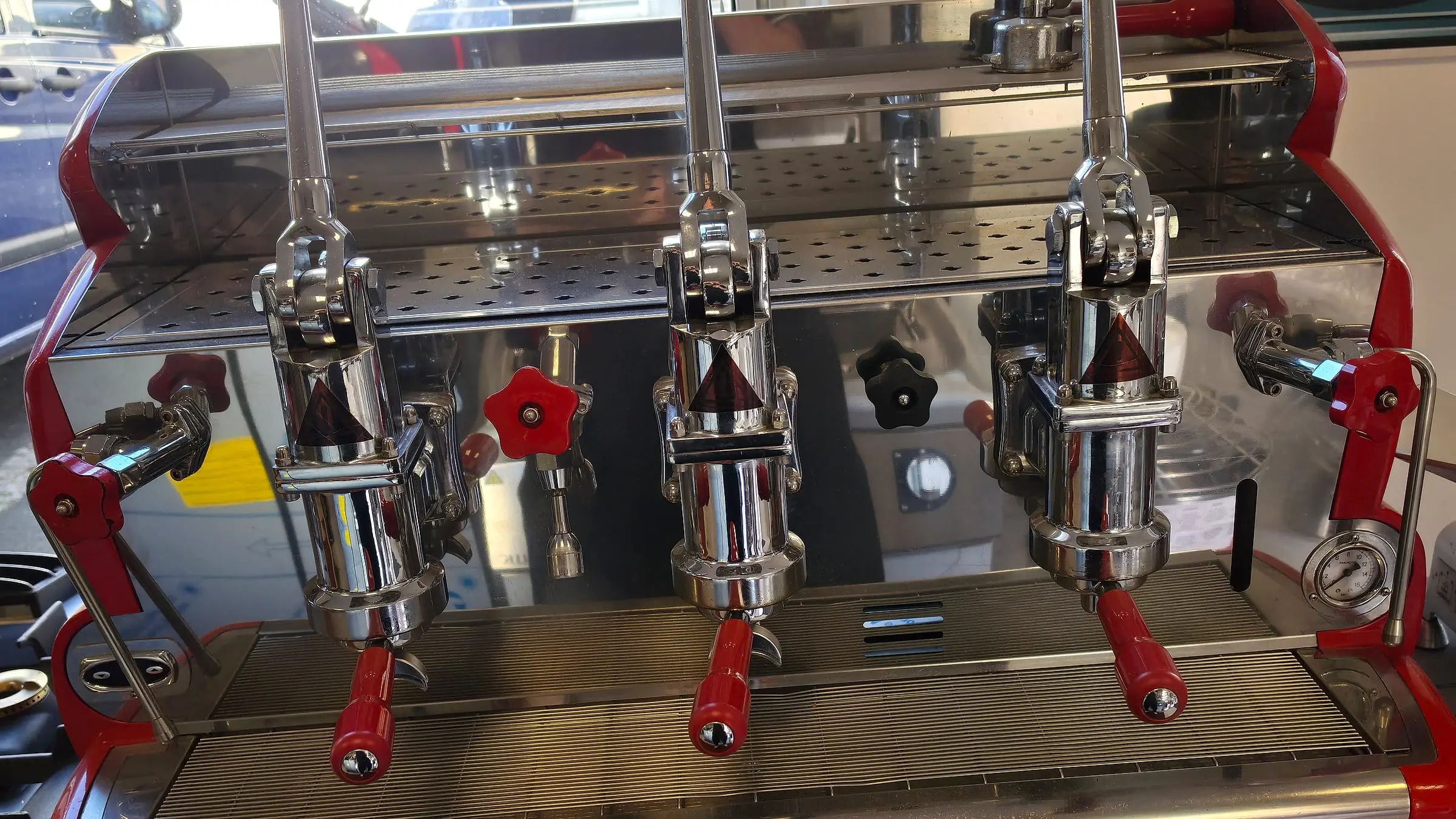 Dreigruppige Siebträgermaschine mit Handhebeln und roten Griffen im Showroom der Materazzi GmbH in Rottenburg