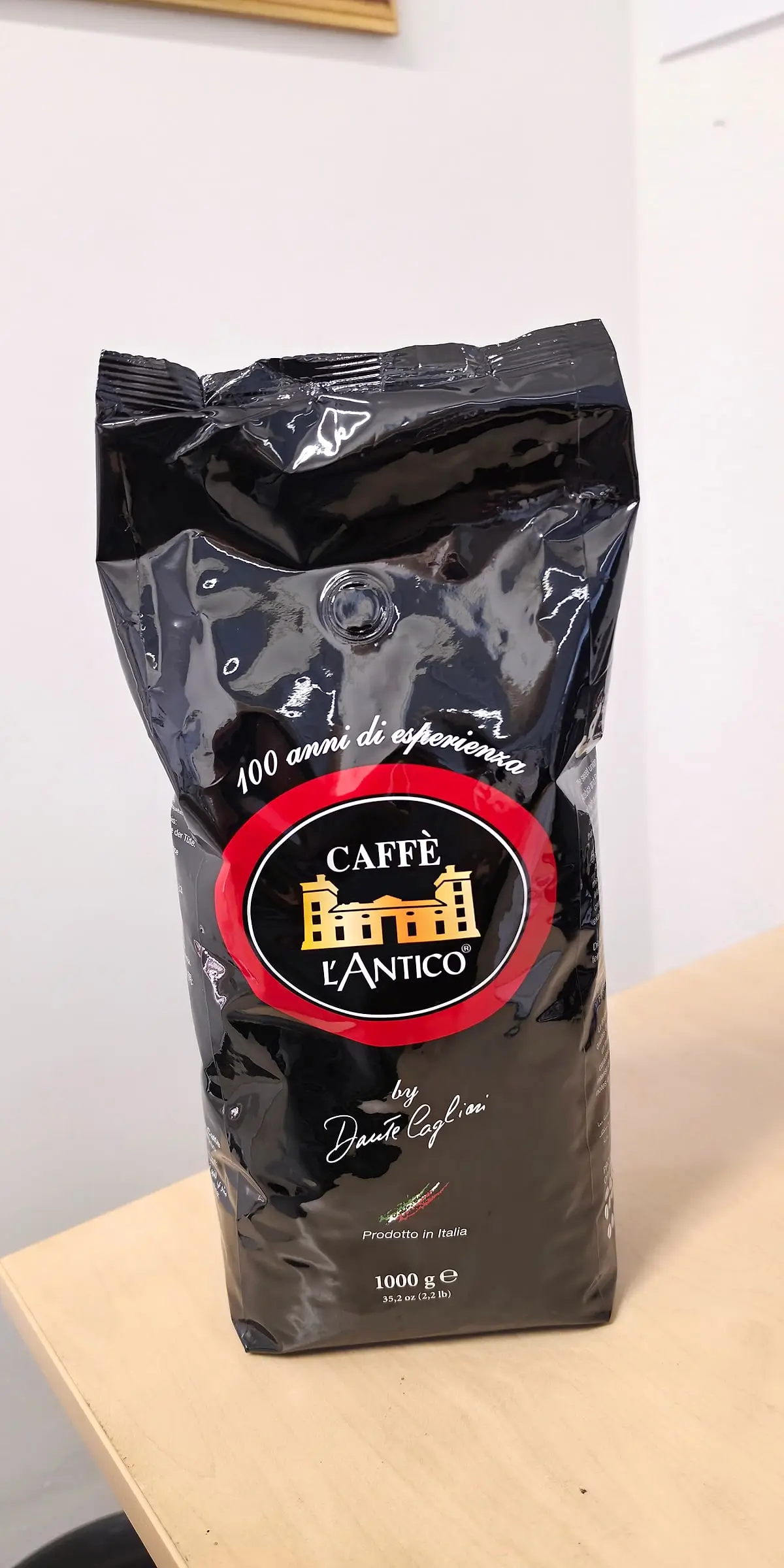 Caffè L’Antico 100 anni di esperienza, 1 kg Bohnen, schwarze Packung mit Logo