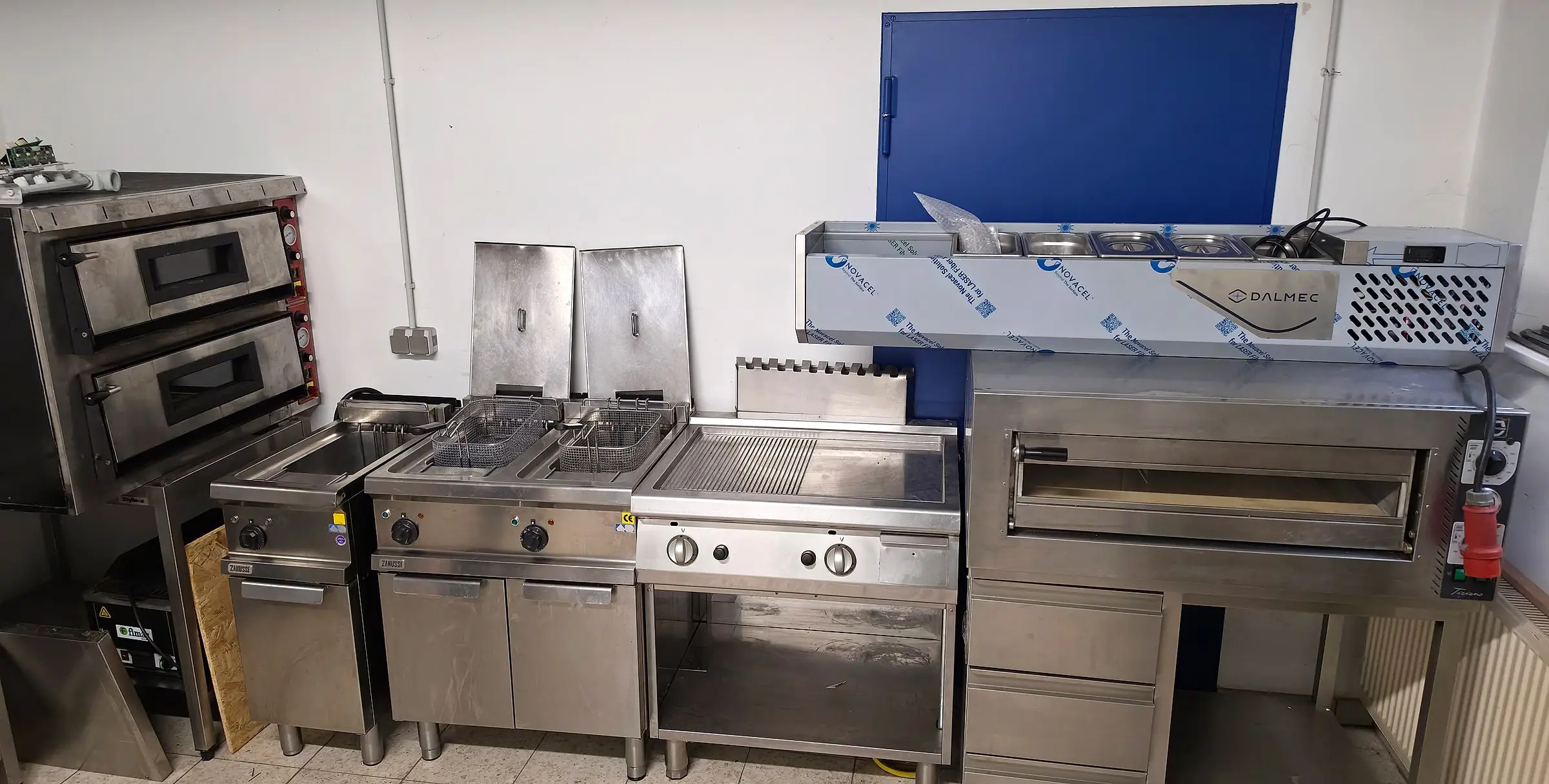 Edelstahl-Kochlinie mit Fritteuse, Grillplatte, Pizzaöfen und Arbeitstisch im Ausstellungsraum der Materazzi GmbH
