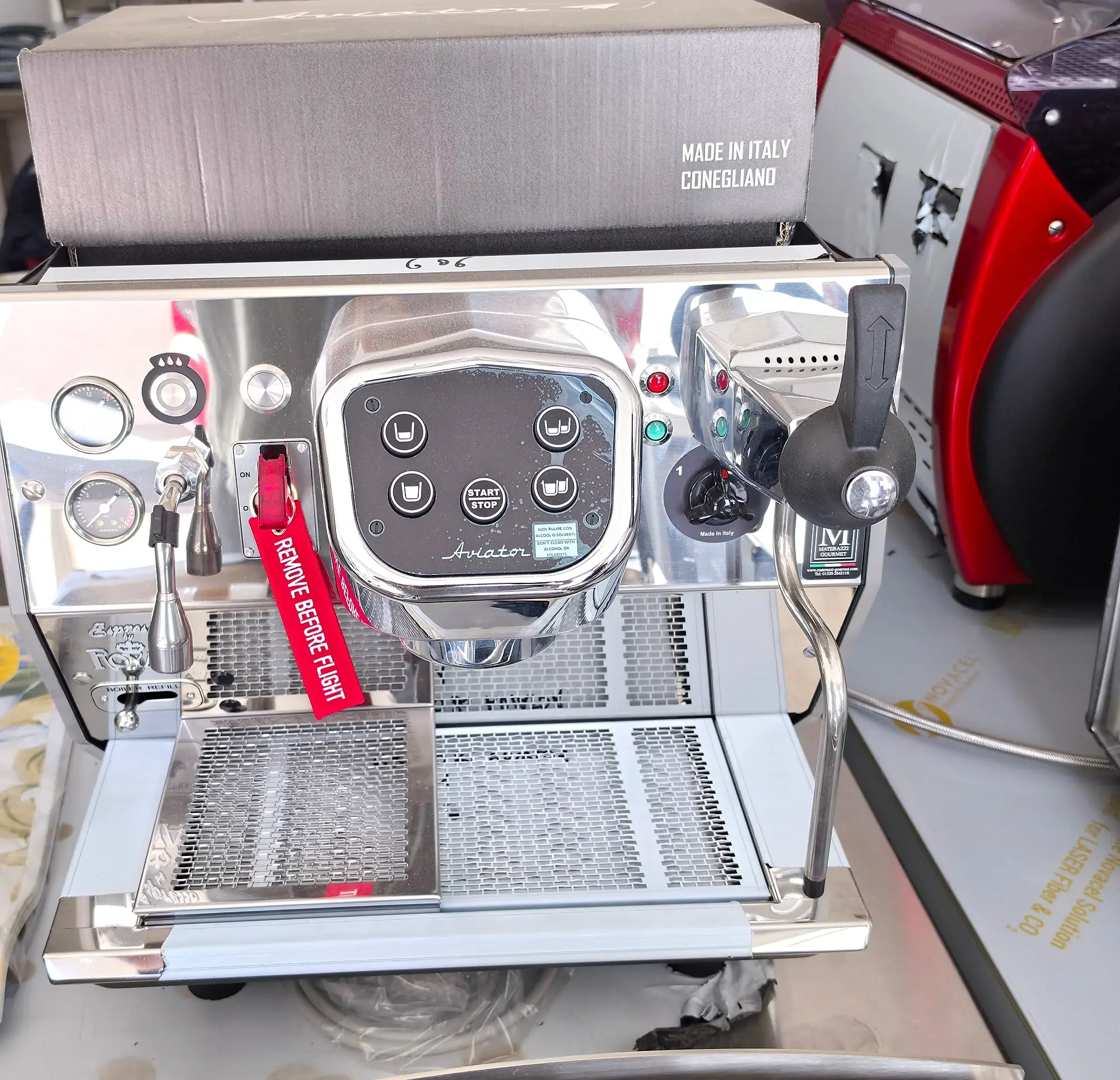 Kompakte eingruppige Siebträgermaschine aus Edelstahl mit Dampflanze auf dem Verkaufstresen