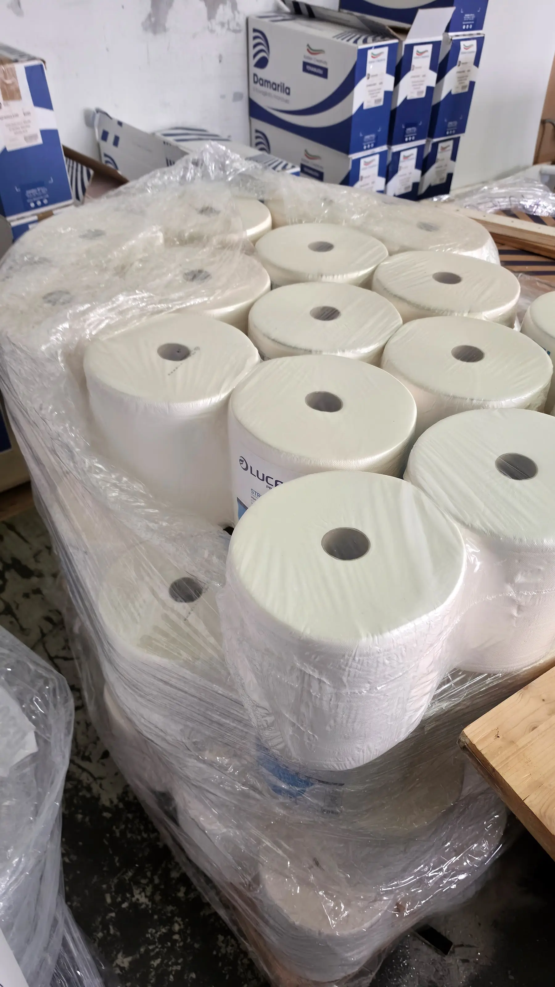 Palette mit Papierrollen und Reinigungstüchern im Lager