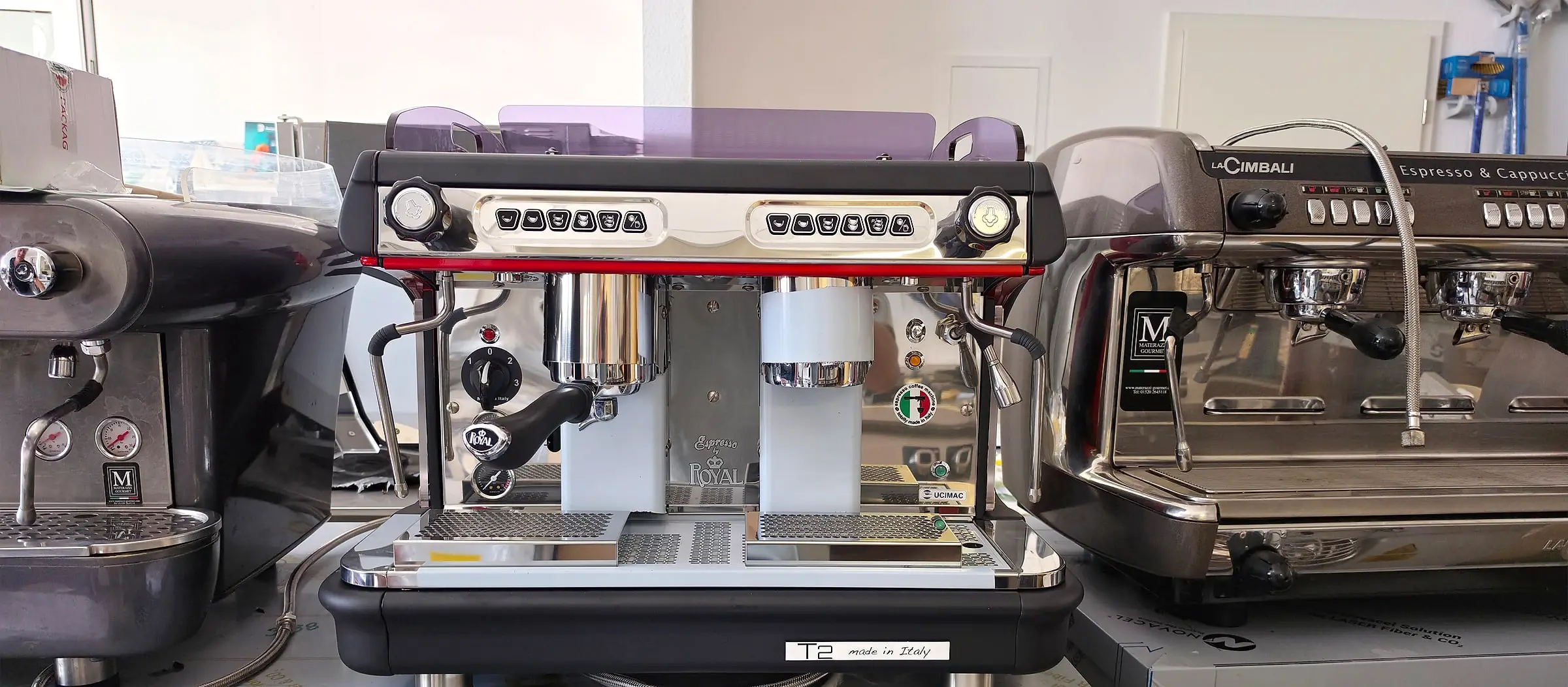 Zweigruppige Siebträgermaschine für die Gastronomie neben weiteren Espressomaschinen im Showroom