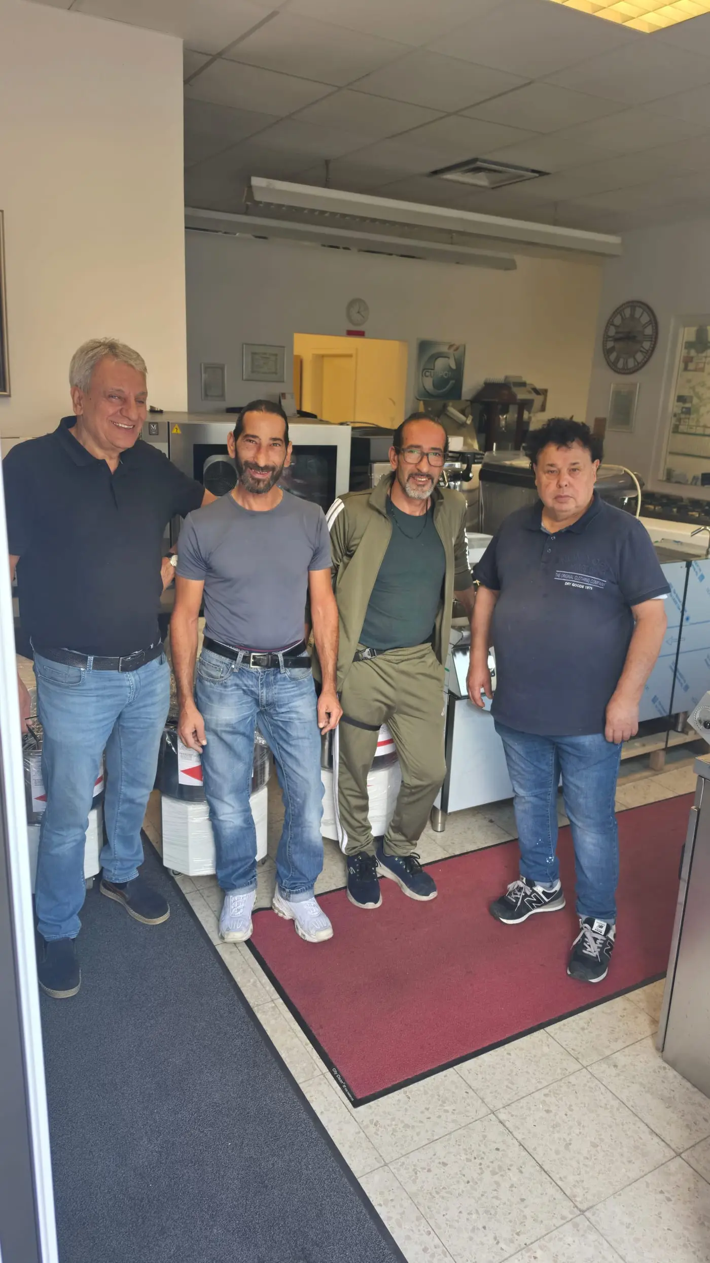 Das Team der Materazzi GmbH am Eingang des Ladengeschäfts in Rottenburg-Ergenzingen