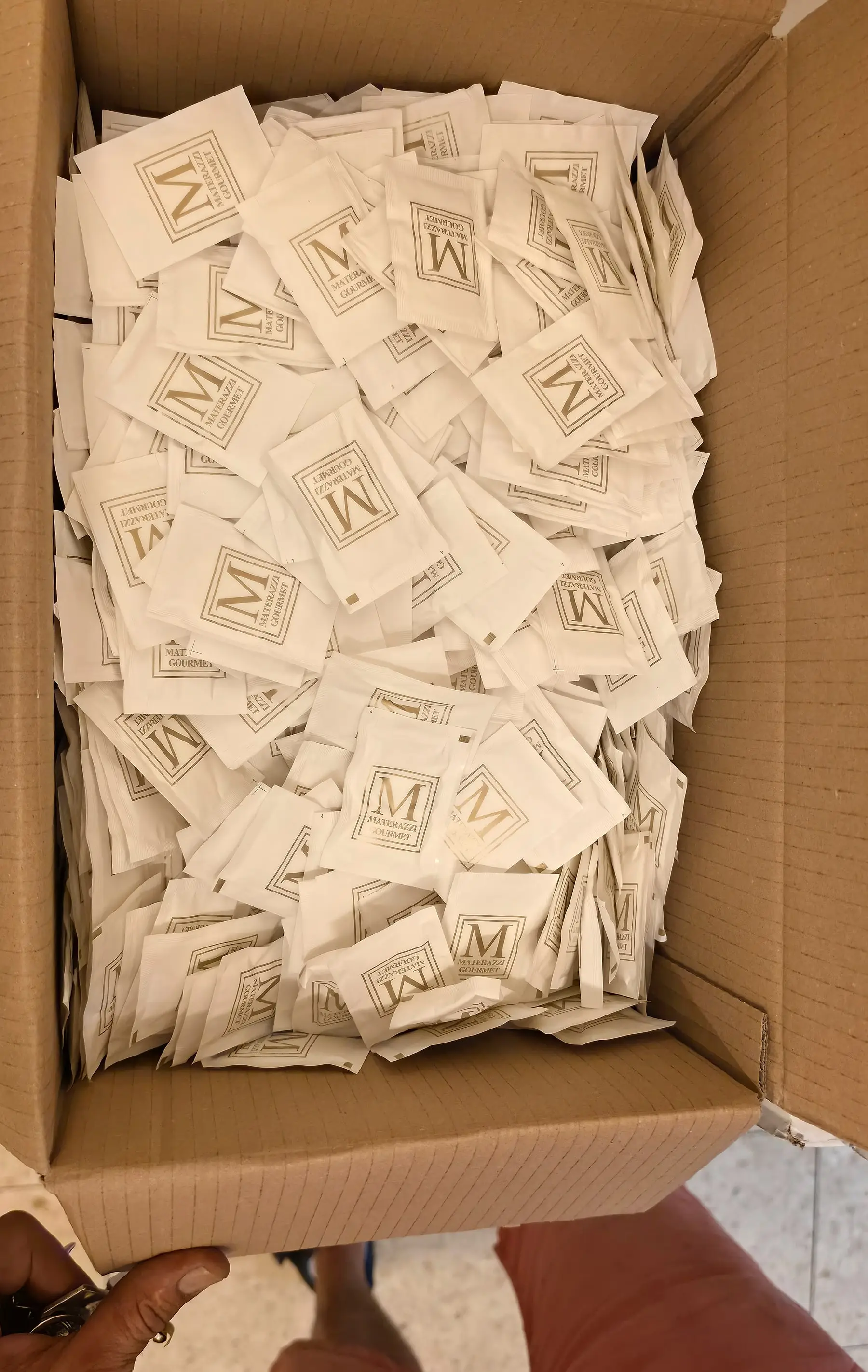 Zuckersticks mit aufgedrucktem M-Logo in einem Karton
